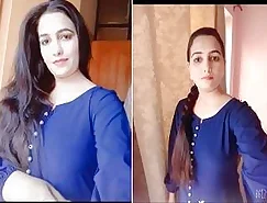 Panggilan video eksklusif: gadis seksi mendedahkan badan telanjangnya kepada kekasih